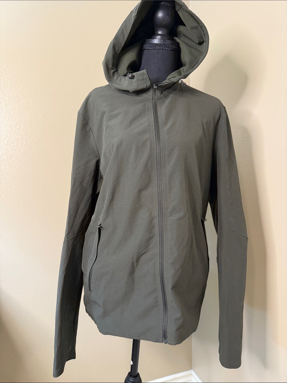 Lululemon Men's Hooded Jacket in Olive Green